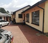 RENTAL: STUNNING 4 BEDROOM HOUSE (MAIN HOUSE) FOR SALE IN MEREDALE FOR R20000pm.