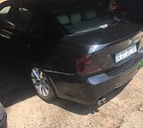 BMW 325i E90 BODY ENGINE ,AUTOMATIC TRANSMISSION BLACK IN COLOUR WITH MAG WHEELS