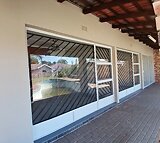 3 Bedroom House To Let in Huttenheights