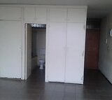 Bellevue East near Observatory open plan bachelor for R2800 neat and clean building pre-paid electricity