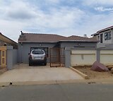 Excutive 3 debrooms house in naturena ext.19