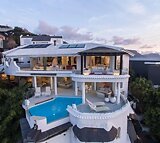 6 Bedroom House For Sale in Bantry Bay
