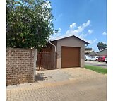 Villa-House for sale in Klippoortje South Africa)