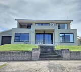 4 Bedroom House For Sale in Glengariff