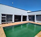 Villa-House for sale in Kidds-Beach South Africa)