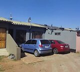 STUNNING 1 BEDROOM HOUSE FOR SALE IN PROTEA GLEN, JOHANNESBURG FOR R350 000.