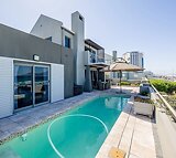4 Bedroom House For Sale in Bloubergstrand