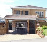 6 Bedroom House For Sale in Chatsworth Central