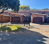 Townhouse sectional To Let in Windsor West IOL Property