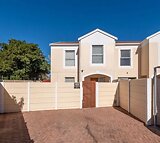 3 bedroom lock-up-&-go townhouse in secure complex on Plumstead & Southfield border.
