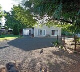 COUNTRY LIVING AND INCOME GENERATING COMBINED, ON A 8.56 HA BAINSVLEI SMALLHOLDING!