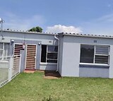 IMMACULATE 3 BEDROOM TOWNHOUSE FOR SALE IN LEOPARD ROCK, RIDGEWAY, JOHANNESBURG FOR R500 000.