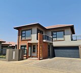 3 Bedroom Townhouse For Sale in Spitskop SH