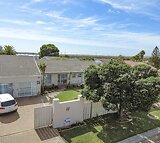 3 Bedroom House For Sale in Duynefontein