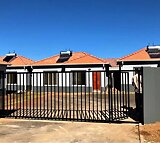 Villa-House for sale in Chiawelo South Africa)
