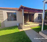 2 Bedroom townhouse to rent in Langenhoven Park!