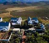 Hochmoderne Residenz in einem privaten Naturschutzgebiet mit reichem Wildbestand in den Cape Winelands nahe Robertson.